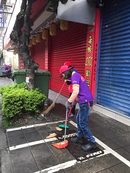 日新里的環保志工，每月會定期打掃里區，以維持環境整潔。圖／取自吳信坪粉絲團臉書