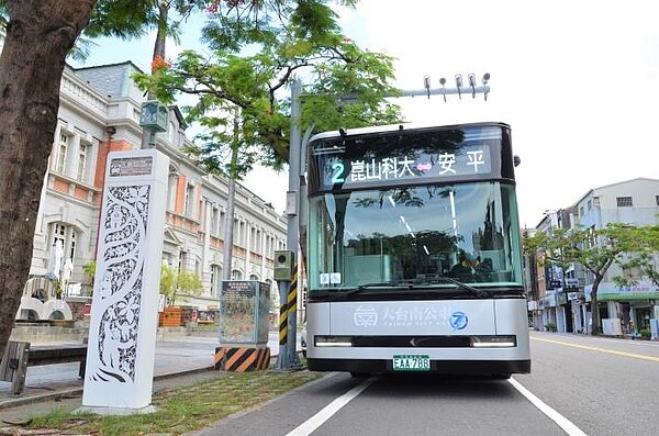 府城客運引進鴻海集團旗下鴻華先進研發的電動巴士「Model T」,第1輛車日前已順利完成5路公車試營運,即日起將配置於2路公車提供服務。圖/台南市政府提供