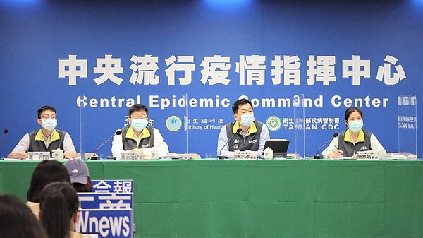 記者會出席名單由左到右指揮中心醫療應變組副組長羅一鈞、 疫情監測組組長周志浩、副指揮官陳宗彥、衛福部社會及家庭署署長簡慧娟。圖/指揮中心提供