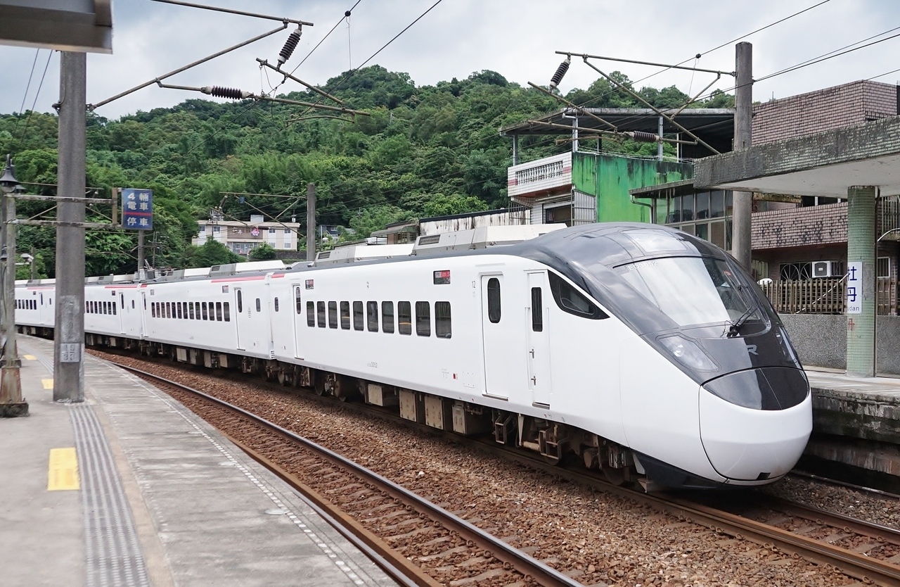 台鐵將於6月29日大改點，屆時EMU3000型列車服務範圍將延長是環島鐵路全線，亦即有更多民眾能享受「騰雲座艙」的服務。記者盧逸峰／攝影 