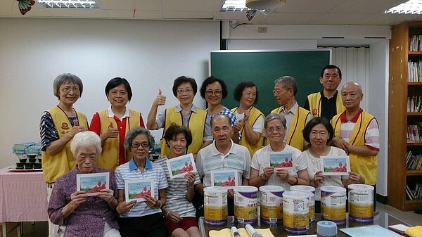 名山里幸福長青班居民們上勞作課。圖／擷取自薛群秀里長臉書