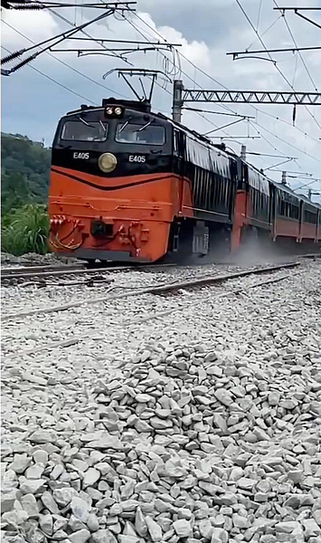 台鐵觀光列車「鳴日號」行經花蓮時因軌道不平整而上下晃動,怵目驚心。圖/讀者提供