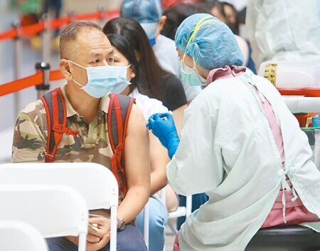 台北市新冠肺炎疫苗接種登記系統14、15日開放預約,昨天開放預約,一下子就有8000人搶預約莫德納,北市副市長蔡炳坤直呼「莫粉回來了」。(陳君瑋攝)