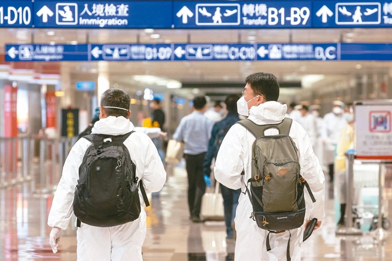 受海外疫情發展難測、加上防疫保單賠到怕,各壽險、產險業者兩周內紛紛下架「海外突發疾病險」。本報系資料照