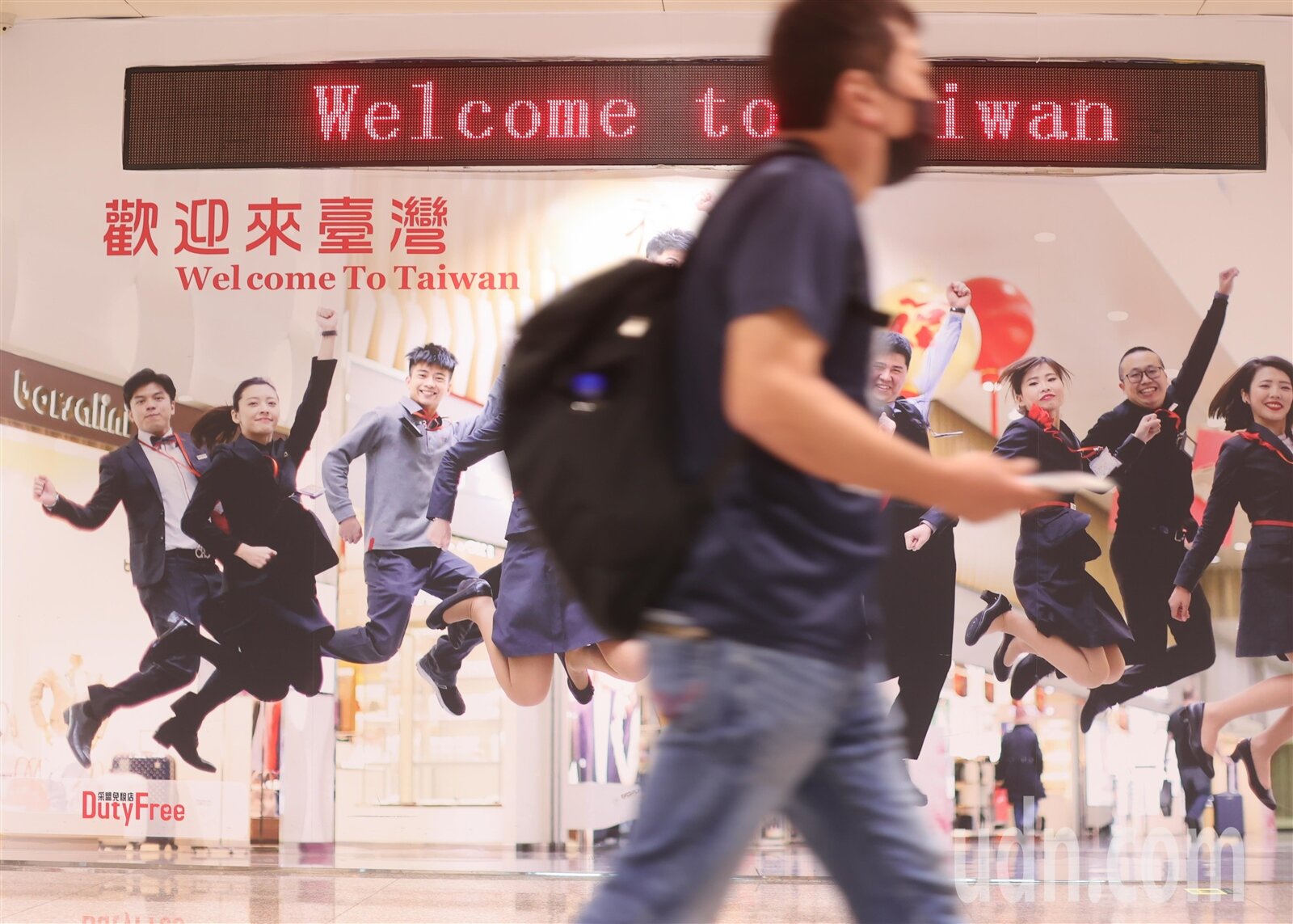 入境檢疫3+4天新制今天上路,指揮中心表示,以同一地點完成為原則,但後4天如要在自宅或親友住所進行自主防疫,須經自主防疫所在地的地方政府同意,並須1人1戶。記者葉信菉/攝影