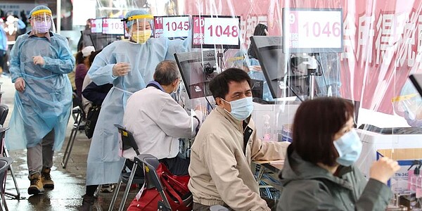 財政部北區國稅局表示,若個人扶養子女就讀大專以上院校或為5歲以下,可分別適用教育學費、幼兒學前特別扣除額。圖/陳俊吉