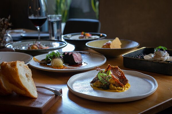 「Pi」位在台中南屯區,主廚利用細膩法式手法、粗曠柴燒,配上季節性食材的變化,提供別出心裁的精緻套餐。圖/台中市政府提供