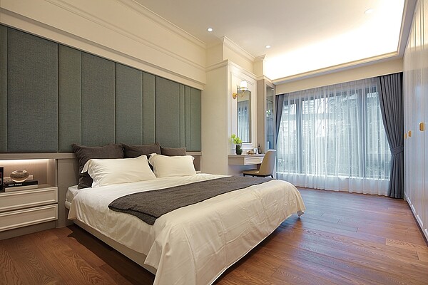 適合二、三代同堂的家庭居住,一樓有主臥室及1間客房,樓上也有一個主臥,不論是客廳、每個房間的採光都非常好,動線規劃、空間使用也非常足夠。圖/日勝生提供