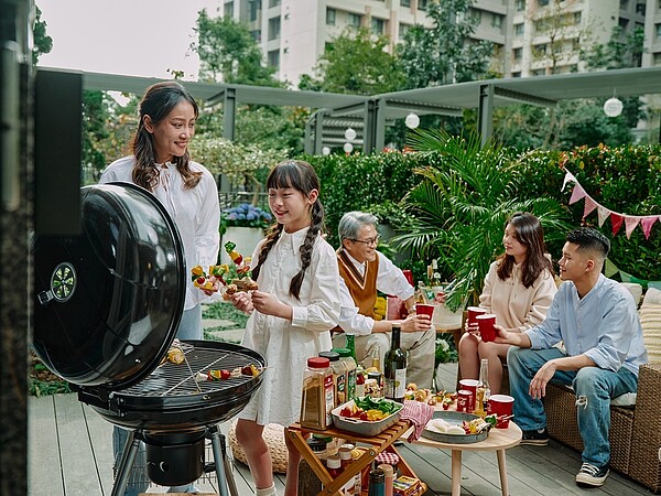 住戶擁有專屬自己花草綠意空間，可烤肉、野餐、聚會，盡享與家人朋友的歡聚時光，完全不受打擾。圖／日勝生提供
