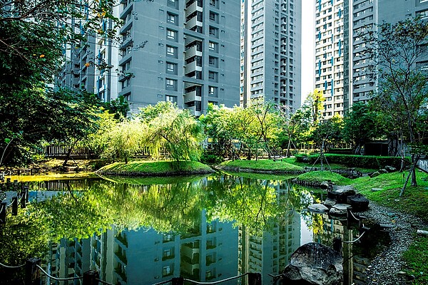 社區內有多達6座水島規劃,合計達3,000多坪的跳島濕地。圖/日勝生提供