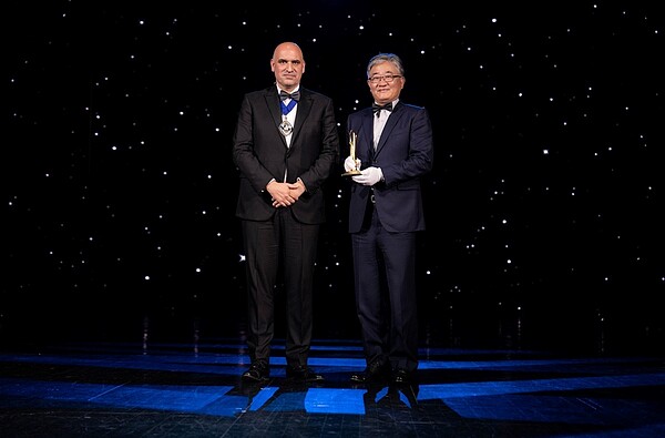 日勝生在板橋浮洲「日勝幸福站 發現之旅」雙鑽石綠建築社區,於法國獲頒具全球建築界奧斯卡金像獎美譽的「全球卓越建設獎」(FIABCI World Prix d'Excellence Awards)2022年【金銀雙獎】。圖/日勝生提供