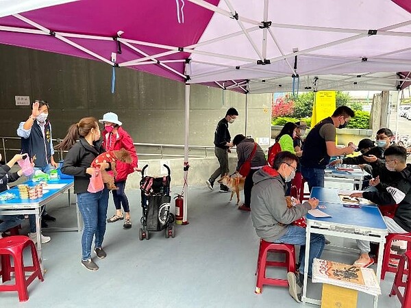 寵物健檢的活動,會現場幫小動物們健檢、植入晶片和施打疫苗。圖/取自士林區蘭興里交流中心臉書