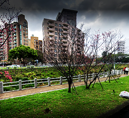 磺溪河畔的步道,是蘭興里里民散步、休憩的好去處。圖/陳育悅攝