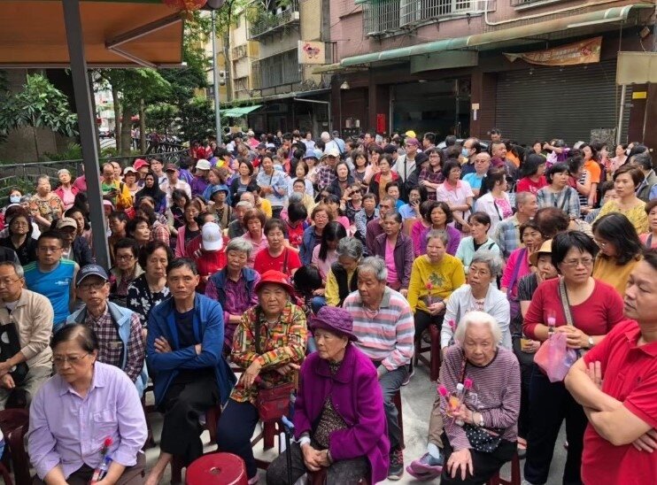 建國里舉辦節慶活動，里民成群結隊踴躍參與。圖／蘇高雪嬌提供