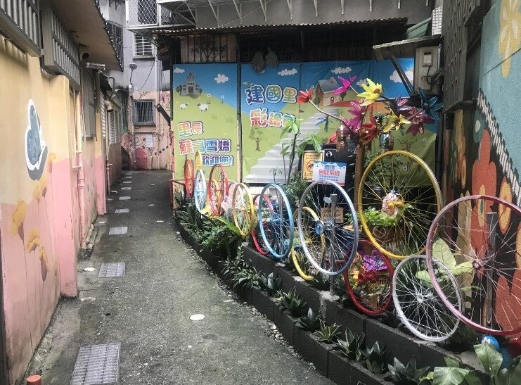 建國里巷內的壁畫。圖／蘇高雪嬌提供