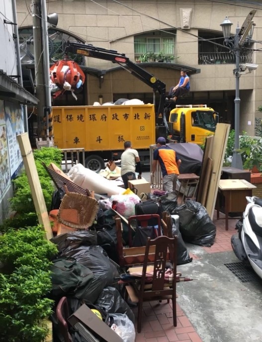 從獨居里民家中清運出大批囤積垃圾。圖／蘇高雪嬌提供