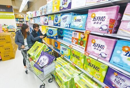 面對原物料大漲,衛生紙價格蠢蠢欲動品,廠商表示,農曆年前後已調漲8%,若真的還要再漲,對終端銷售的影響,將會落在7月以後。圖為民眾在大賣場採購衛生紙的畫面。(本報資料照片)