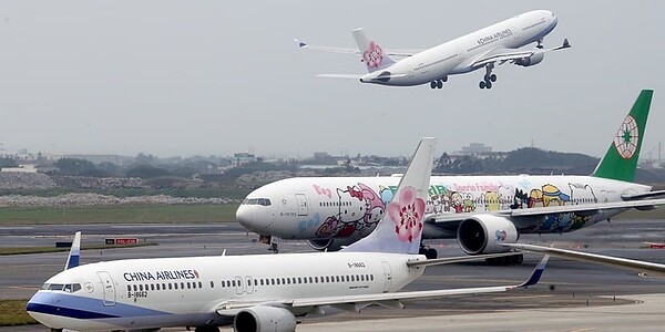 搶解封商機，航空雙雄華航（2610）、長榮航（2618）航班次數及運價皆向上。圖／中時報系資料照