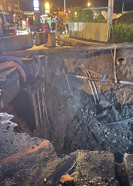 宜蘭縣蘇澳鎮慶安段自辦市地重劃區近日開挖汙水下水道接管工程，緊鄰工地的馬賽路、忠孝路口前晚8點多因下雨，造成路基崩滑約40平方公尺。圖／蘇澳鎮公所提供