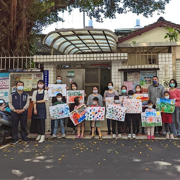 錦泰里里民一同作畫，打造出獨一無二的藝術圍籬。圖／擷取自榕錦時光生活園區-原臺北刑務所官舍臉書