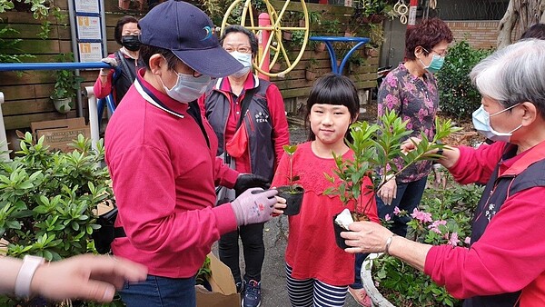 錦華里「防疫宣導暨致贈花苗」活動。圖／取自台北市鄰里服務網