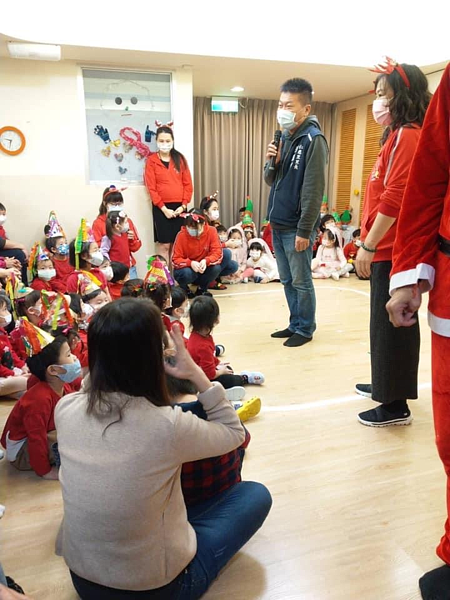 里長熱情參與幼兒園聖誕節活動。圖／截自仁慈里臉書粉專