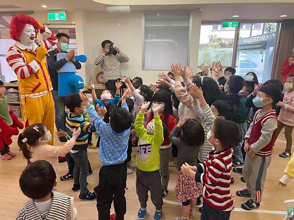 里長到幼兒園宣導腸病毒防治，洗手五步驟。圖／截自陳麒中里長臉書