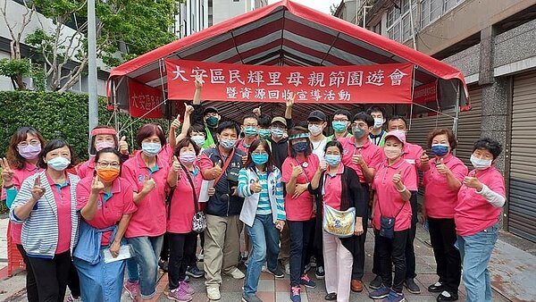 民輝里舉辦母親節園遊會。圖／取自民輝里里長陳威禎臉書