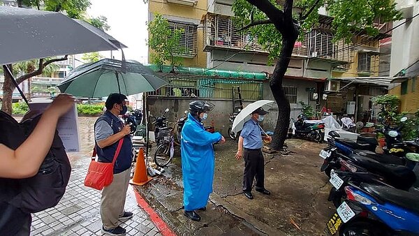 里民希望減少防火巷的臨停機車，陳里長實際前往勘查成效。圖／取自民輝里里長陳威禎臉書
