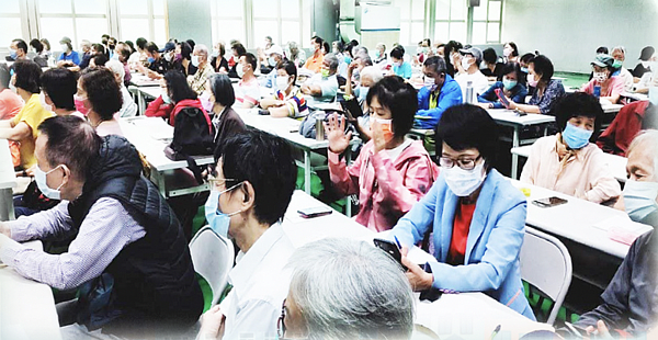 萬祥里獨特的智慧手機班。圖片擷取自萬祥里刊2022
