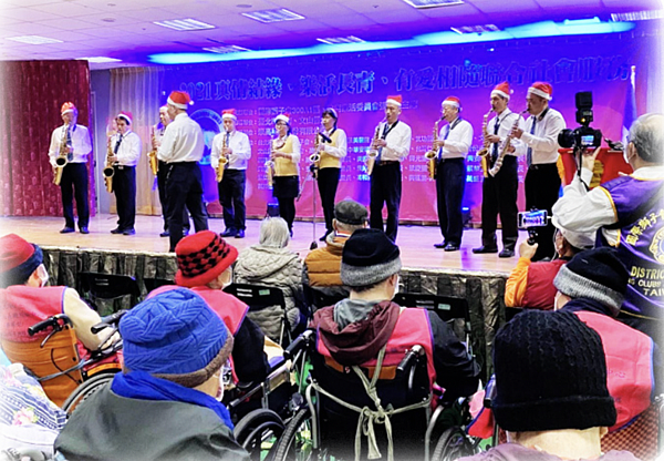 歲末敬老活動上的里民薩克斯風表演。圖片擷取自興祥里刊2022
