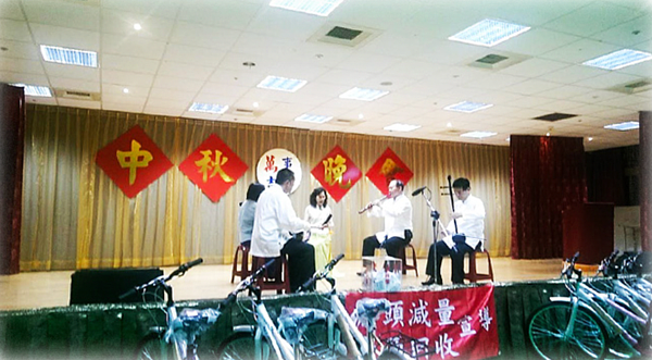 中秋晚會里民的崑曲表演。圖片擷取自萬祥里刊2022
