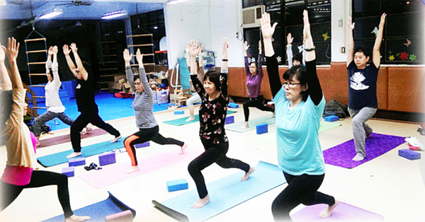 里上瑜伽課能經濟實惠地做運動。圖片擷取自萬祥里刊2022
