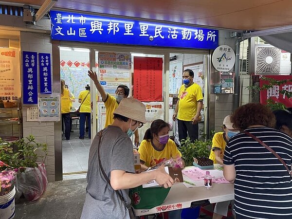 母親節於社區發放母親節花束。圖片擷取自興邦里Facebook 粉絲專頁