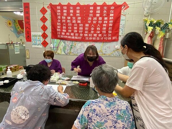 重陽節協助長者施打疫苗也贈送禮品。圖片擷取自興邦里Facebook粉絲專頁