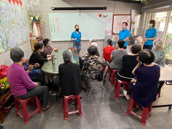 社區長者共餐共學活動。圖片擷取自興邦里Facebook粉絲專頁
