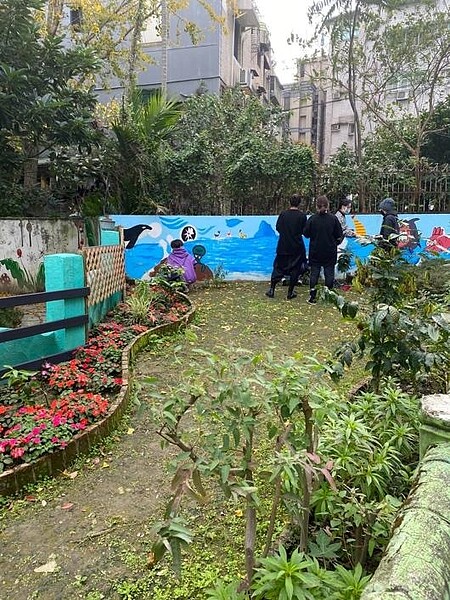 和台灣戲曲學院學生合作彩繪牆面。圖片擷取自順興里里長楊培釧Facebook
