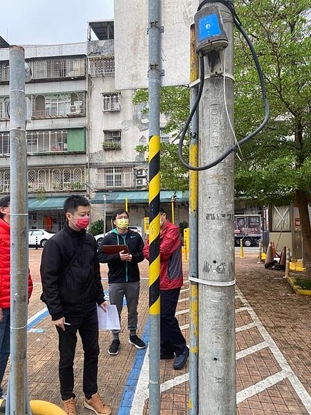 會勘電線桿地下化。圖片擷取自順興里里長楊培釧Facebook
