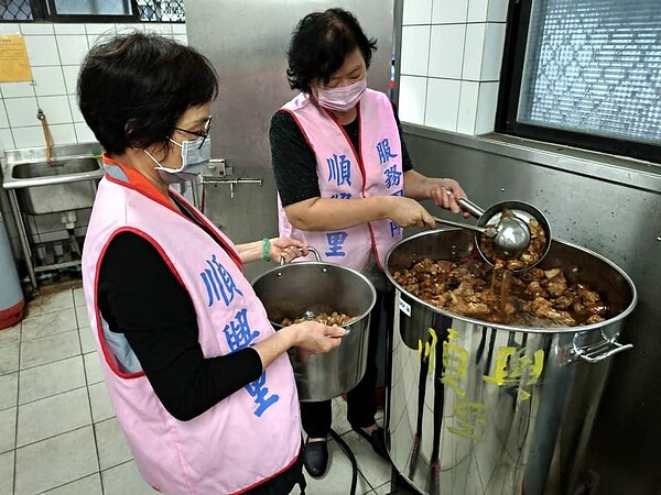 重陽節活動用豬腳麵線為長者祝壽。圖片擷取自順興里里長楊培釧Facebook
