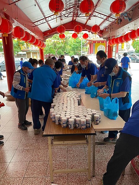 母親節活動共享美食。圖片擷取自順興里里長楊培釧Facebook
