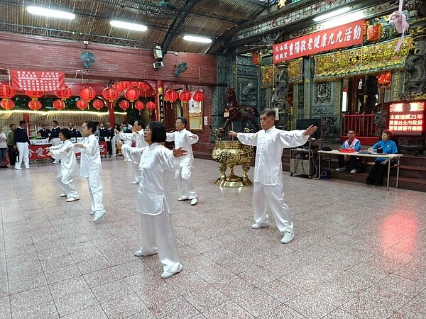 重陽九九的太極拳表演。圖片擷取自順興里里長楊培釧Facebook
