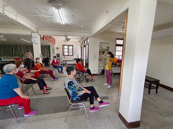 順興里給長者的頭腦動動課程。圖片擷取自順興里里長楊培釧Facebook
