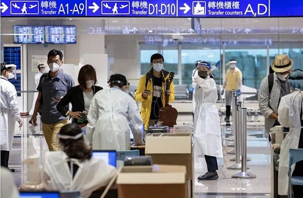 指揮中心鬆綁邊境管制,昨起旅客入境檢疫改為「3+4」,但每周限2.5萬人次,引爆「搶名額大戰」。圖/聯合報資料照片