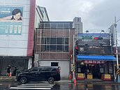 板橋違規鷹架害行人冒險走馬路　業者遭檢舉後自拆