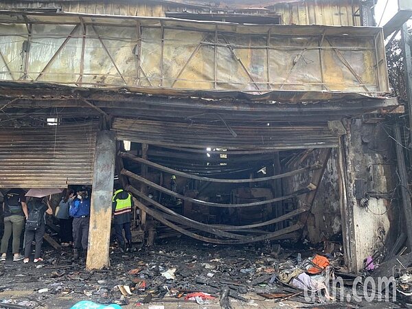 惡夜大火肆虐後，輪胎行2樓木製樓板已經全部燒為灰燼。記者巫鴻瑋／攝影 