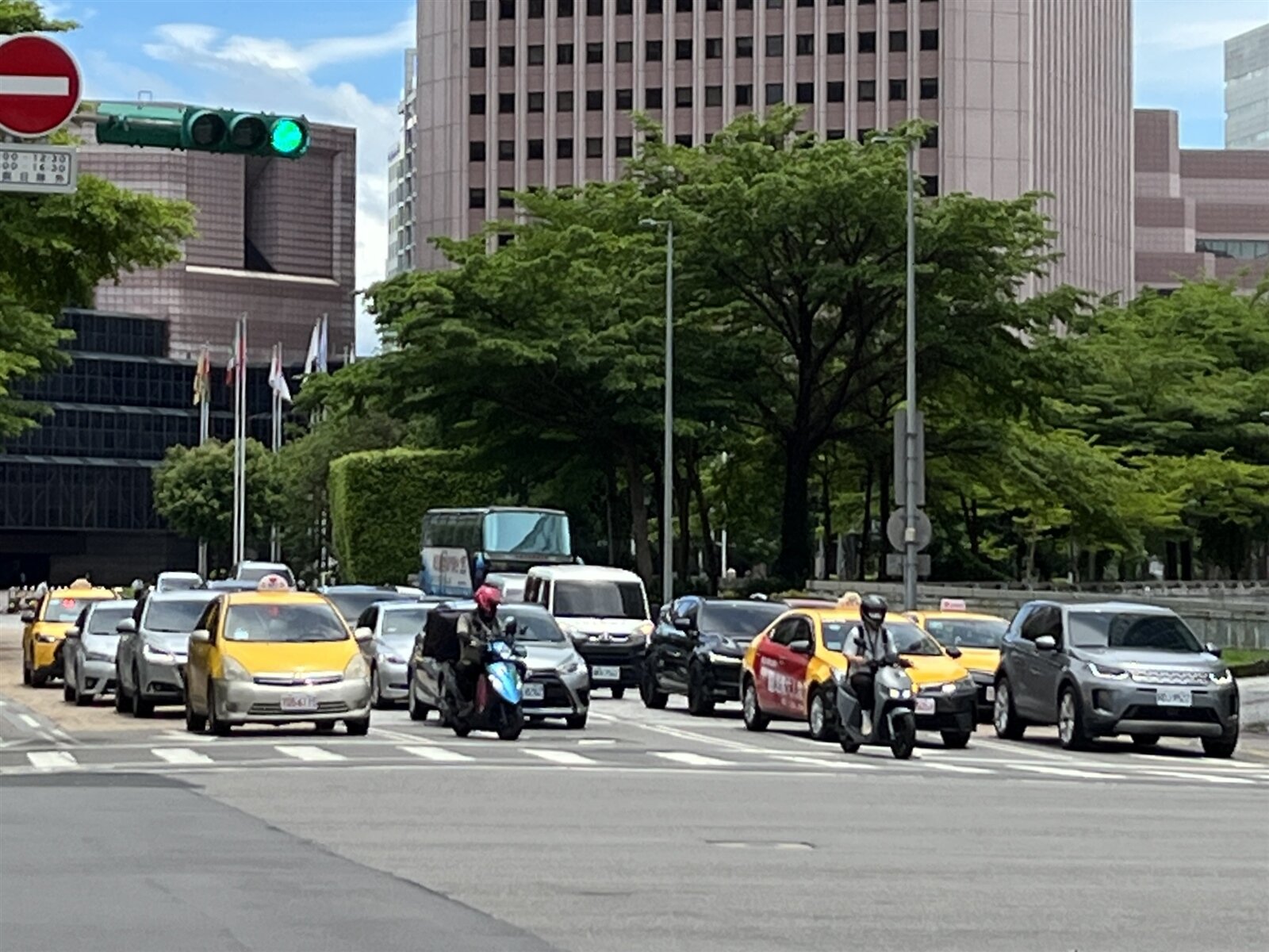 北市交通管制工程處今年夏季要縮短路口號誌紅燈秒數,以減少機車騎士及行人等候時間。記者鍾維軒/攝影