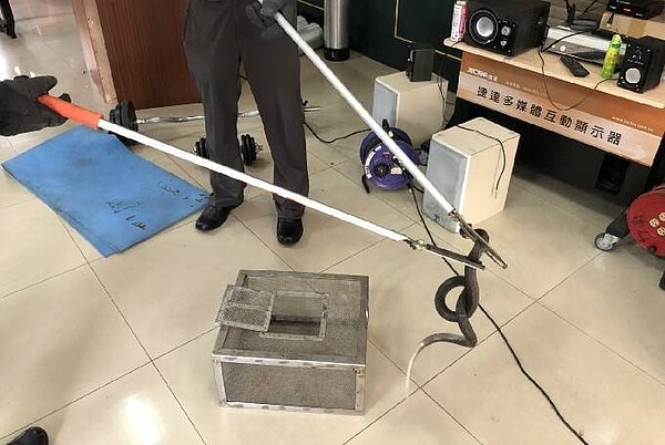 天氣逐漸炎熱,苗栗縣政府消防局半個月來接獲通報241件捕蛇勤務。圖/苗栗縣政府消防局提供