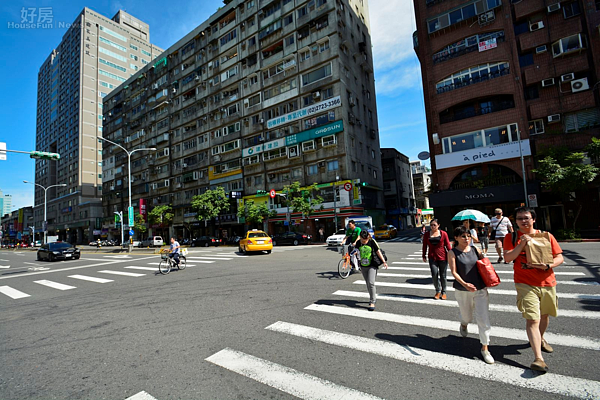 松山區,忠孝東路五段,信義區,永春生活圈,街景,老房,老公寓,過馬路的路人。(好房News記者 陳韋帆/攝影)