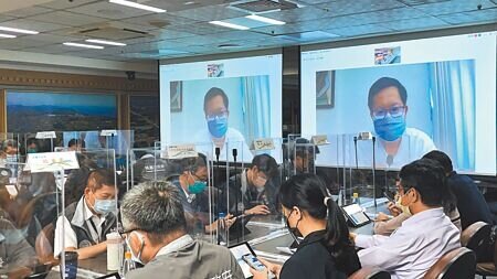 桃園市16日新增5066例本土案例,較昨天下降13.33%,確診的市長鄭文燦以視訊主持防疫會議,健康狀況良好。(蔡依珍攝)