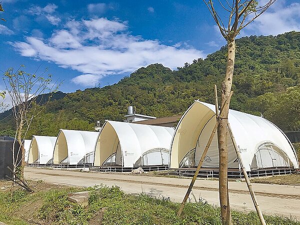 桃園溪洲渡假露營園區是全桃園首座由市府規畫、委由桃禧航空城大飯店經營的五星級露營區,從高檔露營環境設施到平價露營都有,不只可享受懶人露營法,還是石門水庫遊玩起點。(觀旅局提供/蔡依珍桃園傳真攝)